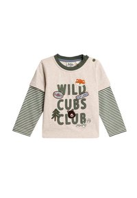 Langarm kinder t-shirt met een beige lichaam, groene gestreepte mouwen en geborduurde tekst "WILD CUBS CLUB" en dierontwerpen.