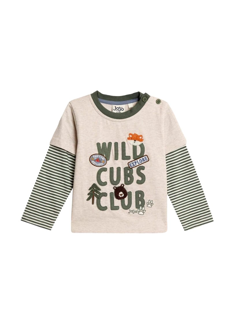 Langarm kinder t-shirt met een beige lichaam, groene gestreepte mouwen en geborduurde tekst "WILD CUBS CLUB" en dierontwerpen.