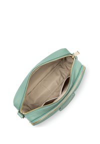 Pochette in pelle verde acqua con cerniera dorata, esterno testurizzato e rivestimento beige; la cerniera si estende attorno alla parte superiore per un facile accesso allo spazio interno.