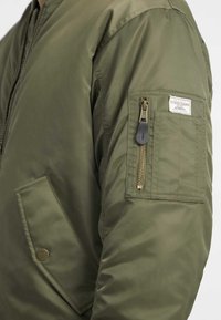 Guess Jeans Bomber stiliaus striukė - olivgrün