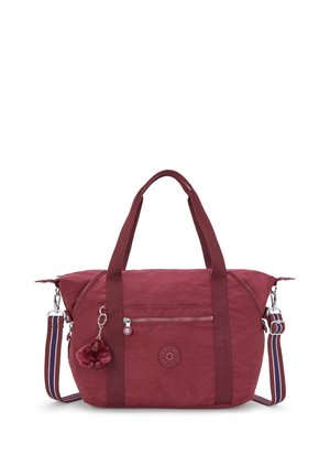 Borsa in tessuto bordeaux con doppio manico e tracolla staccabile a strisce. Presenta una tasca frontale con zip e un dettaglio con charm. Logo circolare sulla parte anteriore.