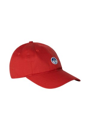 Cappellino da baseball rosso con visiera curva e piccolo patch circolare blu e bianco con le direzioni della bussola sul davanti.