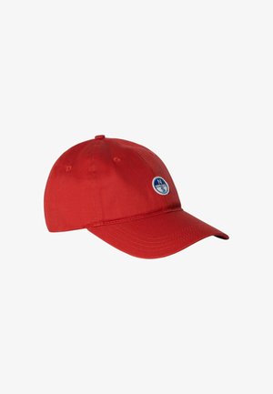 Cappellino da baseball rosso con visiera curva e piccolo patch circolare blu e bianco con le direzioni della bussola sul davanti.