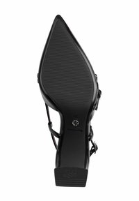 Sandal con tacco nero, punta affusolata, suola testurizzata e sottili cinturini alla caviglia. Presenta un dettaglio del logo e accenti in fibbia lucida.