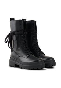 Czarne skórzane buty wojskowe z wysoką cholewką, okrągłym noskiem, grubą gumową podeszwą i ozdobnymi sznurówkami, wyposażone w dwie pętle do ściągania na górze.