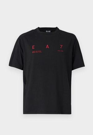 Schwarzes T-Shirt mit kurzen Ärmeln aus leichtem Stoff. Mit rotem Drucktext: "E A 7" und "LIMITEN WERDEN MIT STIL ÜBERWUNDEN."