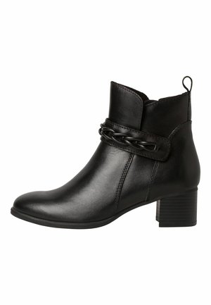 Bottes noires à talon en cuir avec un détail de sangle tressée. Caractéristiques d'un bout pointu et d'un talon bloc empilé. Texture lisse.
