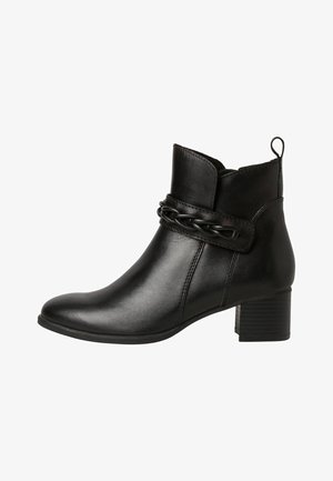 Schwarze Knöchelstiefel aus Leder mit geflochtenem Riemendetail. Verfügen über eine spitze Spitze und einen gestapelten Blockabsatz. Glatte Textur.