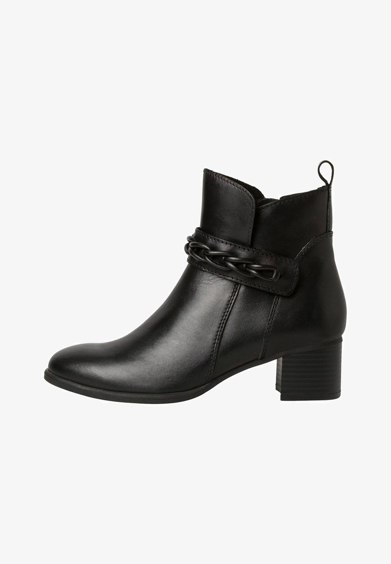 Schwarze Knöchelstiefel aus Leder mit geflochtenem Riemendetail. Verfügen über eine spitze Spitze und einen gestapelten Blockabsatz. Glatte Textur.