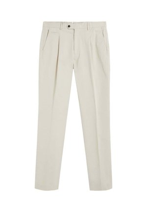 Pantalones beige a medida con pinzas delanteras, bolsillos laterales, trabillas para cinturón y cierre de botón sobre fondo blanco.