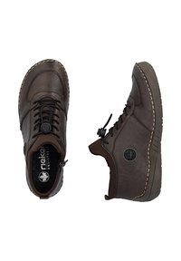 Paire de chaussures décontractées en cuir marron foncé à lacets, avec semelles épaisses et semelles intérieures griffées, vues de dessus et de côté.