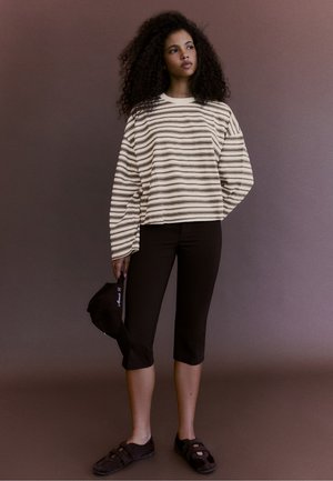 Bershka, LONG-SLEEVED BOXY T-SHIRT - T-shirt à manches longues - beige