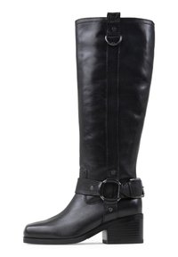 Botte noires en cuir montant jusqu'au genou, avec un bout carré, un talon arrondi, une sangle avec un détail en anneau métallique et des accents de couture verticale.