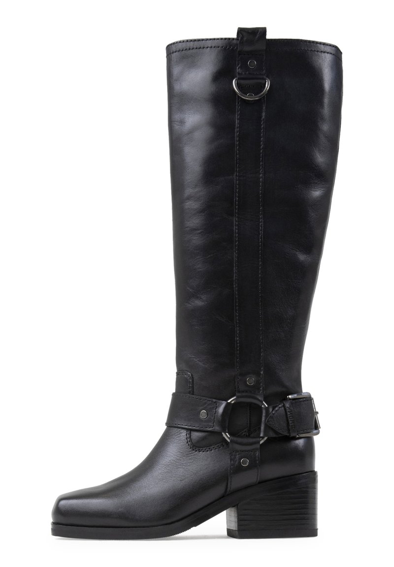 Schwarze Leder-Knöchelstiefel mit quadratischer Zehenform, abgerundetem Absatz, einem Riemen mit metalischem Ringdetail und vertikalen Nahtakzenten.