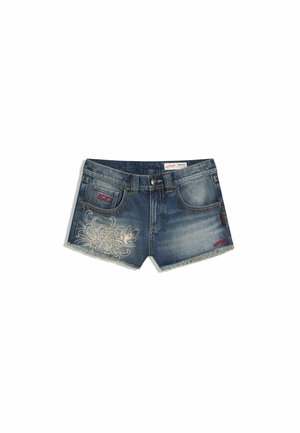 Denimshorts med knap foran, lille blomsterbroderi på venstre ben, røde logopatches på venstre lomme og højre ben samt fransede kanter.