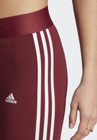 adidas Sportswear ESSENTIALS 3 STRIPES LEGGINGS - Pajkice - shadow red/white