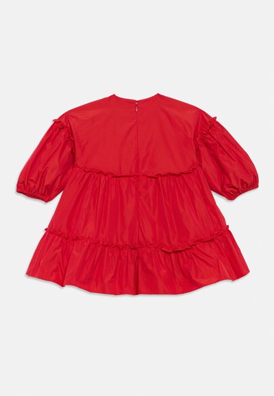 Vestido vermelho em camadas com mangas bufantes, detalhes em babados, decote redondo e fecho de zíper nas costas. Tecido de textura suave.