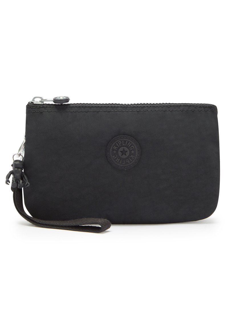 Portafoglio in nylon nero con chiusura a zip, caratterizzato da un patch rotondo con logo, superficie texture e un cinturino da polso. Inclusa una decorazione a forma di portachiavi.