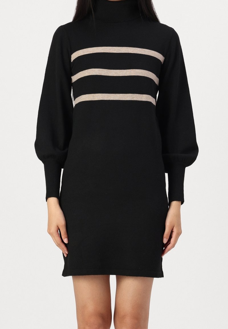 Robe noire en tricot avec un col montant et de longues manches bouffantes. Présente des rayures horizontales beiges sur la poitrine. Texture lisse, forme ajustée.