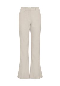 Pantalon évasé beige en tissu léger. Il présente une texture lisse, un pli frontal, et une taille ajustée avec un détail discret du logo.