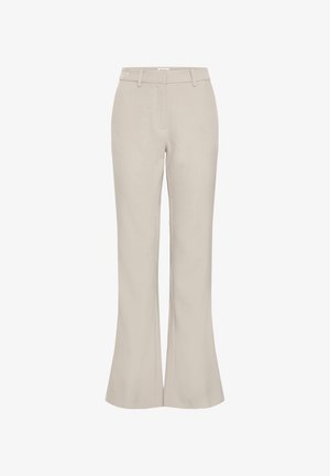 Beige flarebroeken gemaakt van lichtgewicht stof. Kenmerken een gladde textuur, een vouw aan de voorkant en een aangesloten taille met een subtiel logodetail.