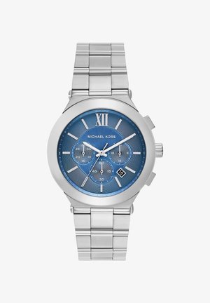 Silberne Metallarmbanduhr mit blauem Zifferblatt, drei Unterzifferblättern, römischer Zahl XII, Datumsfenster bei 4 Uhr und "Michael Kors" Branding.