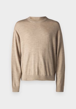 Pull beige à manches longues en tissu doux ; avec un col rond et des poignets côtelés, une coupe décontractée et une texture lisse.
