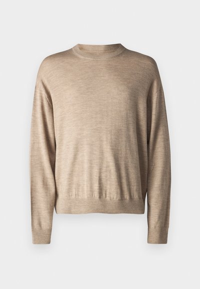 Beige lange mouw trui van zacht materiaal; beschikt over een ronde halslijn en ribgebreide manchetten, met een relaxte pasvorm en een gladde textuur.