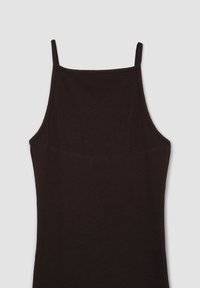 Top in tessuto a costine nero con spalline sottili e silhouette aderente. Texture liscia con un design semplice e pulito. Nessun motivo o accento visibile.