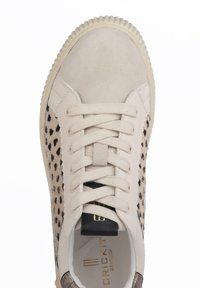 Sneaker beige con lati in suede e pelle leopardata, design con lacci, punta rotonda e suola in gomma testurizzata.