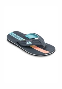 Mørkegrå flip-flop med tekstureret sål, teal remme og et flerfarvet stribedesign. Har Quiksilver-logoet på remmen.