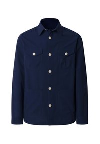 Veste-chemise bleu marine à manches longues, avec boutons sur le devant, deux poches à rabat sur la poitrine et deux poches inférieures ouvertes.