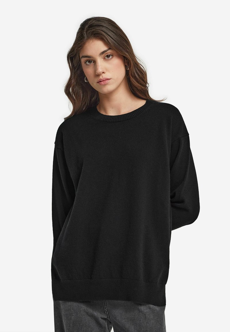 Schwarzer, übergroßer Pullover aus weichem Stoff, mit Rundhalsausschnitt und abfallenden Schultern sowie gerippten Bündchen und Saum.