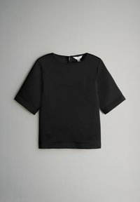 Sort kortærmet top med rund halsudskæring og lige skæring, lavet af glat stof med en detalje i ryggen.