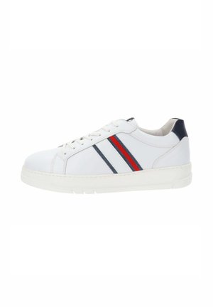 Zapatilla blanca con rayas diagonales azules y rojas, material sintético suave, puntera redonda, cierre de cordones y suela de goma texturizada.