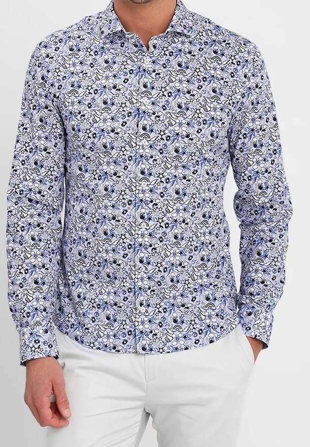 Camicia bianca con motivi floreali e astratti blu, maniche lunghe, colletto button-down e design slim fit. Indossata con pantaloni di colore chiaro.
