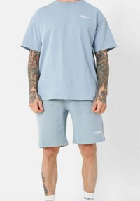 Unselected, light blue