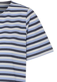 Camisa de manga corta con rayas horizontales texturizadas en azul claro, azul marino y blanco sobre una tela de punto.