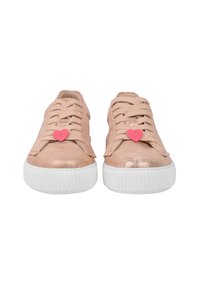 Sneaker rosa oro con finitura metallica, dotati di suola in gomma bianca, punta rotonda e design con lacci. Accentatura a forma di cuore sui lacci.