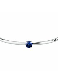 Bracciale in argento con un design curvo, accentuato da una pietra blu rotonda centrale inserita in un supporto a quattro griffe. Finitura liscia e lucida.