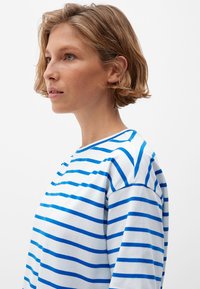 Gestreepte sweatshirt in wit en blauw. Ronde halsontwerp met korte mouwen. Zachte katoentextuur met horizontale blauwe strepen.