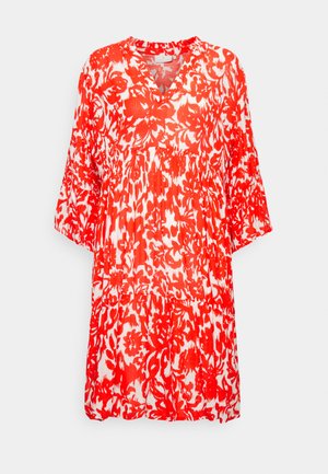 Túnica de patrón floral en rojo y blanco con escote en V, mangas de tres cuartos y textura plisada. Tela ligera y fluida.