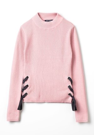 Lichtroze geribbelde trui met lange mouwen, een coltrui en zwarte veterdetails met metalen oogjes aan beide zijden nabij de zoom.
