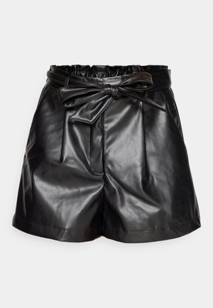 Bermuda shorts neri in ecopelle con vita arricciata, cintura annodata, pieghe e tasche laterali. Texture liscia e vestibilità sartoriale.