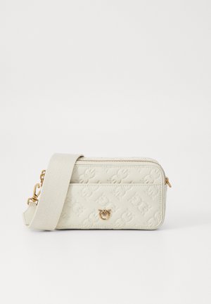 Mała prostokątna torebka na ramię w kolorze kości słoniowej z tłoczonym wzorem kwiatowym, złotym zapięciem i szerokim paskiem materiałowym ze złotymi elementami.