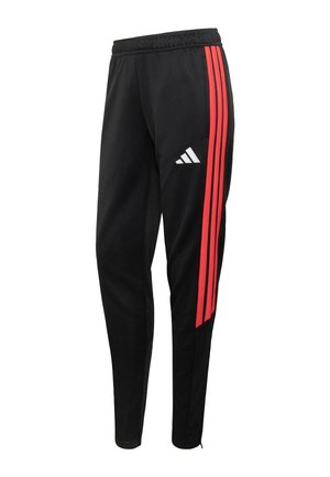 Svarta sportbyxor av mjukt tyg med tre röda vertikala ränder på vänster ben och en vit logotyp nära midjan.