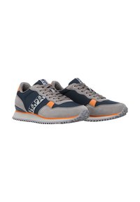 Zapatillas deportivas con parte superior de ante gris y textil azul marino, detalles en naranja, cierre de cordones y suela de goma texturizada.