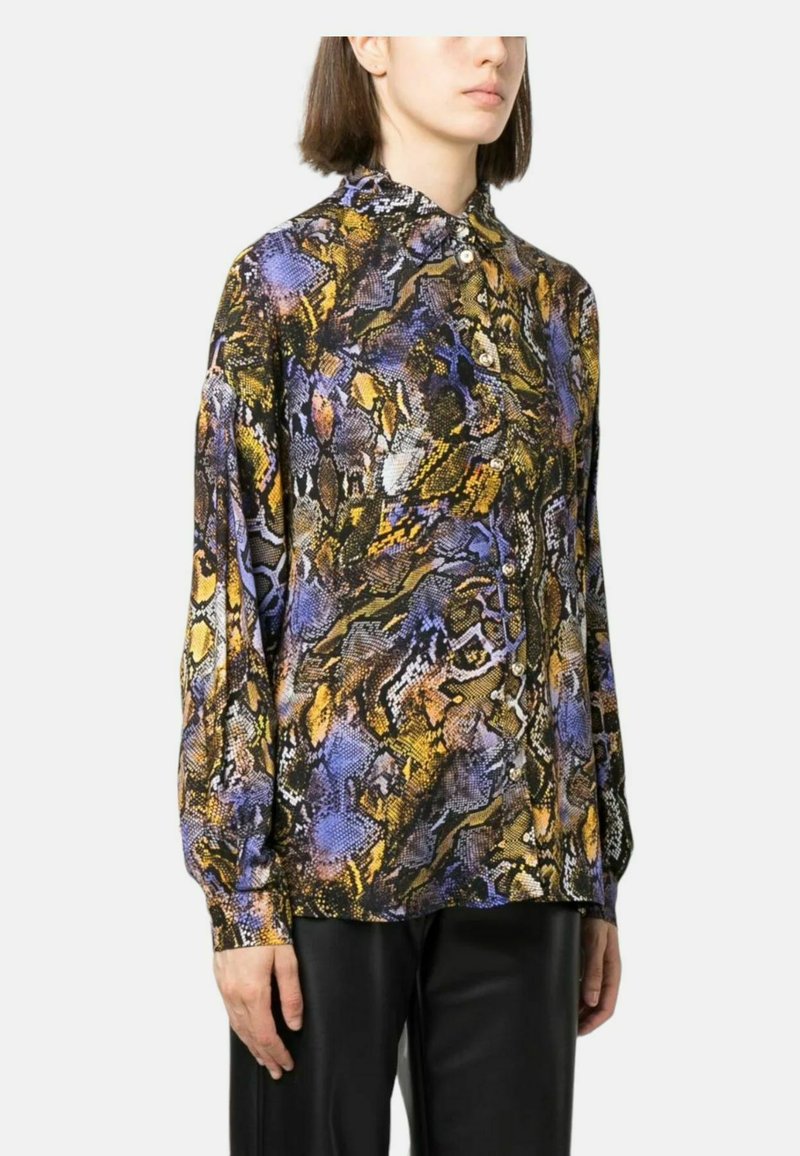 Blusa a maniche lunghe con un vivace motivo a stampa serpente nei toni del viola, oro e nero, dotata di chiusura con bottoni davanti e colletto.