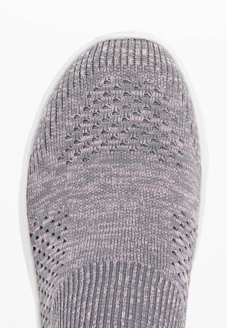 Gestrickter grauer Textilschuh-Oberteil mit einem strukturierten Muster, versehen mit hellrosanen Akzenten und einer weißen Gummisohle.