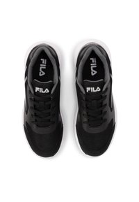 Scarpe sportive nere con tomaia in rete, collare imbottito e suola in gomma bianca. Presentano un evidente logo "FILA" sulla linguetta.